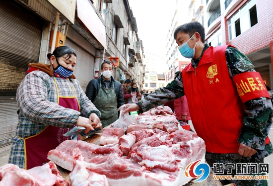 龙凤镇90名红马甲服务3万群众