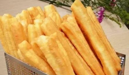 做油条2斤面粉放多少酵母,油条怎么发面和制作凉了也不硬