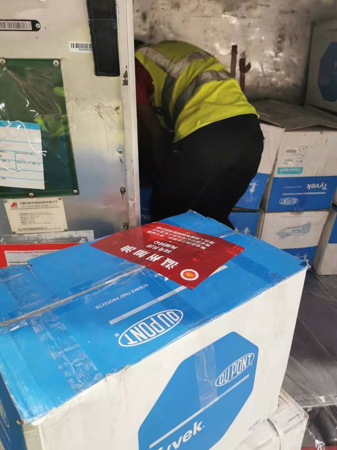 为了给温州找防护服，浙江老乡跑遍了小半个非洲