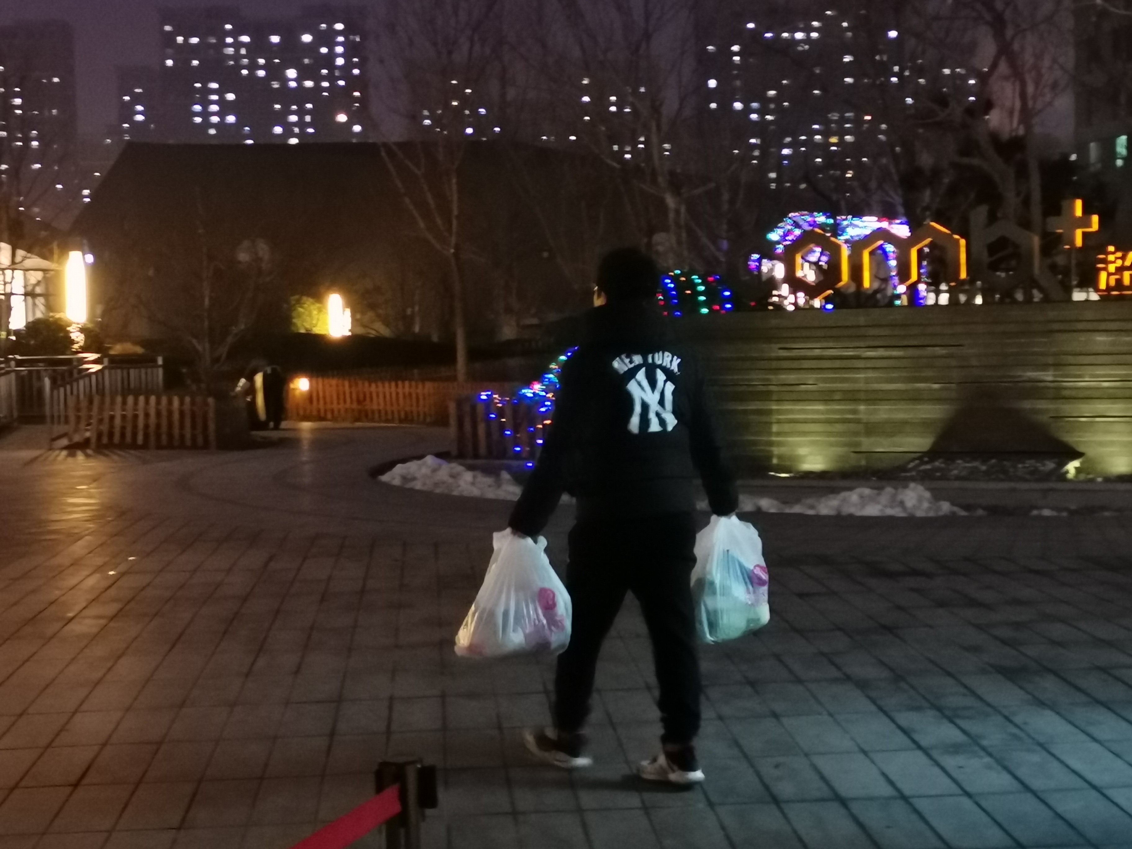 确诊病例社区调查④/设留观区物业“只认数据不认人”