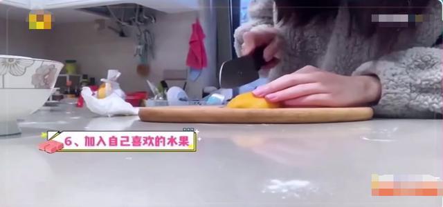 倪妮素颜出镜下厨做蛋糕,倪妮做蛋糕