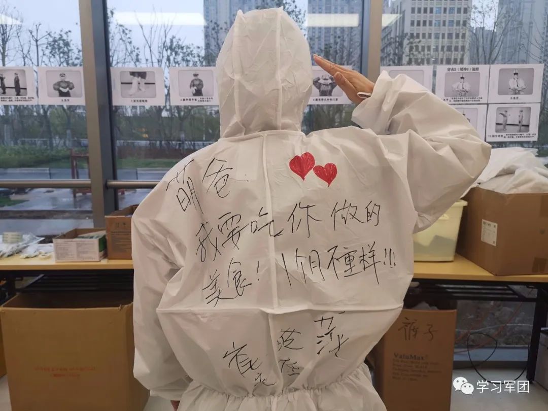 抗疫一线的白衣感动瞬间,武汉疫情防护服上写精忠报国