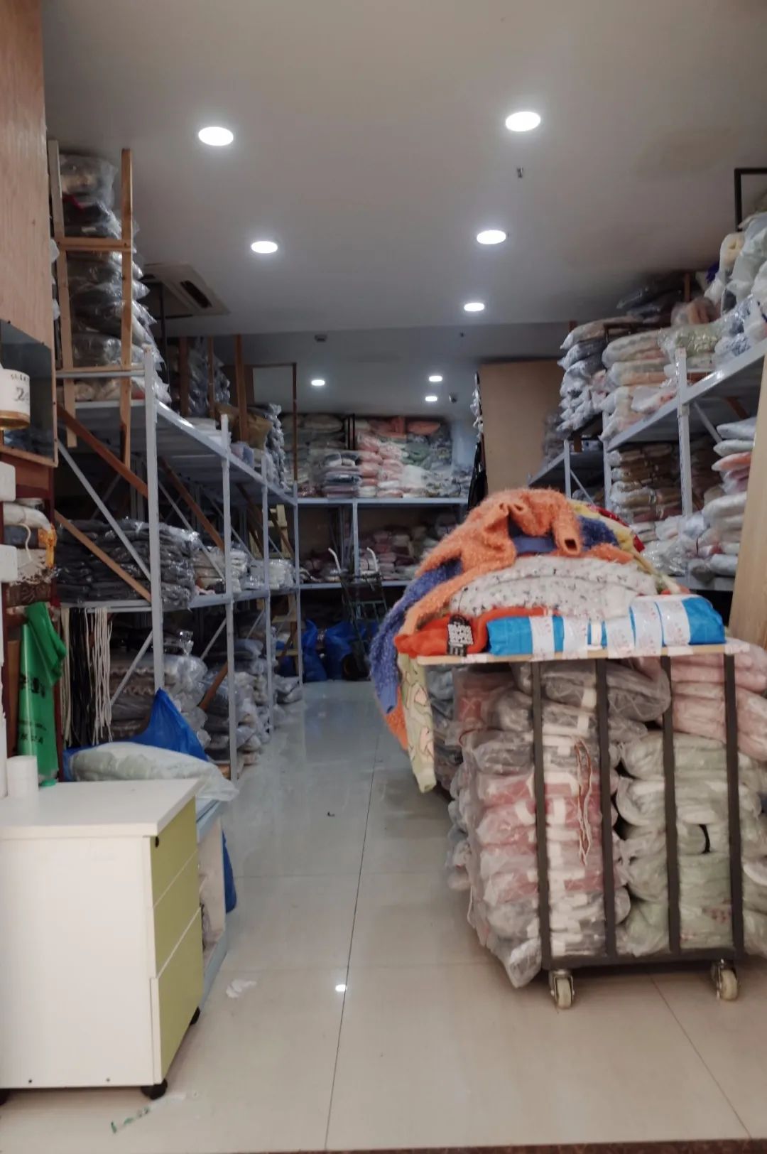 买家拿货也直播，童装店老板一个月亏去几十万，四季青复工并不是你想象中的样子