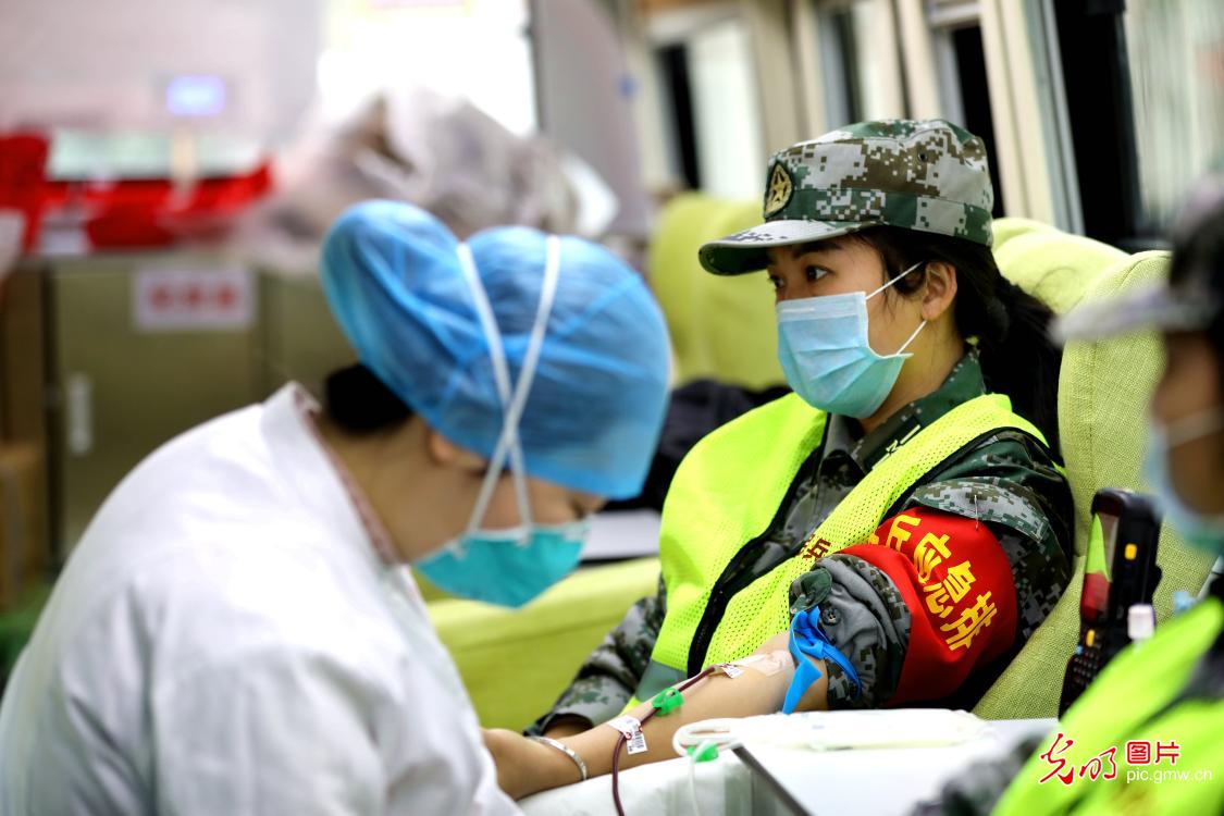 雷锋精神在疫情防控中闪烁,弘扬雷锋精神疫情防控主题党日