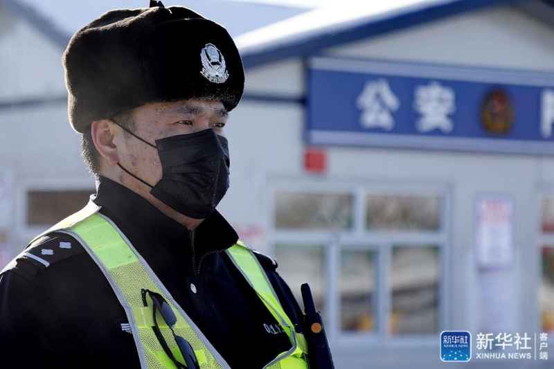 公安民警奋战在抗疫一线新闻,警察蓝防疫