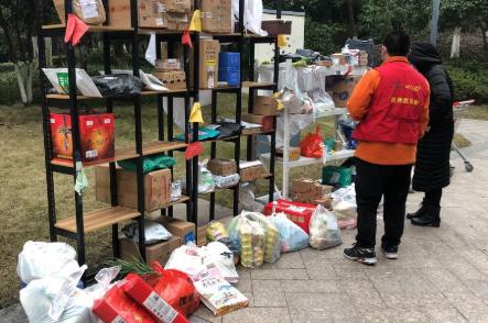 河南小伙在杭州突然红了！小区封闭管理，被拦下不让出门的他做了这样的选择……