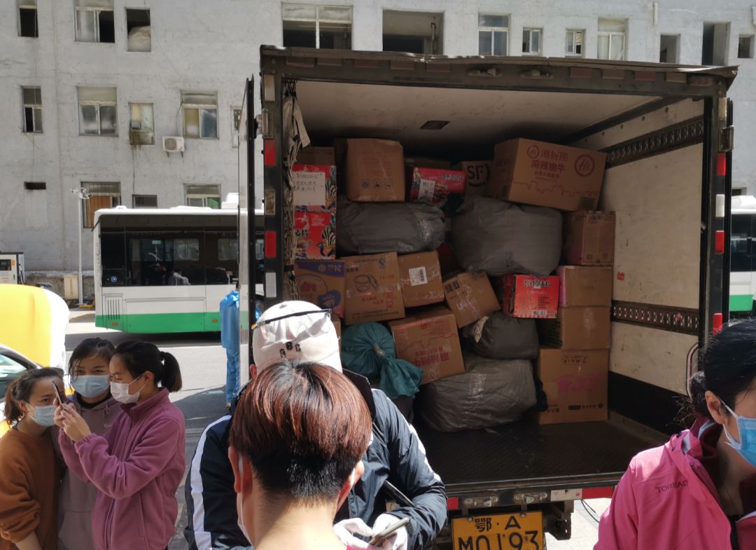 被称为“前线医护人员守护者”的快递小哥，又做了一件好事...