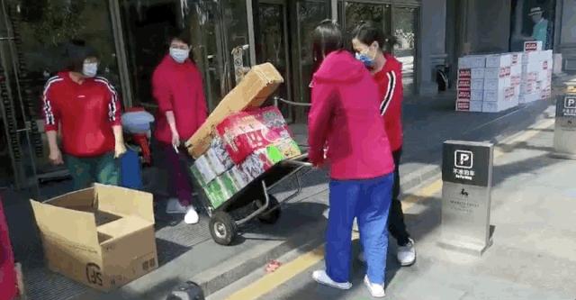 被称为“前线医护人员守护者”的快递小哥，又做了一件好事...
