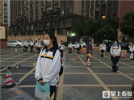 昆明开学首日：学校“各显神通”，学习防疫两不误