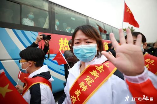 送君送到十里外，君的恩情永不忘！江西369名援随医疗队员回家了