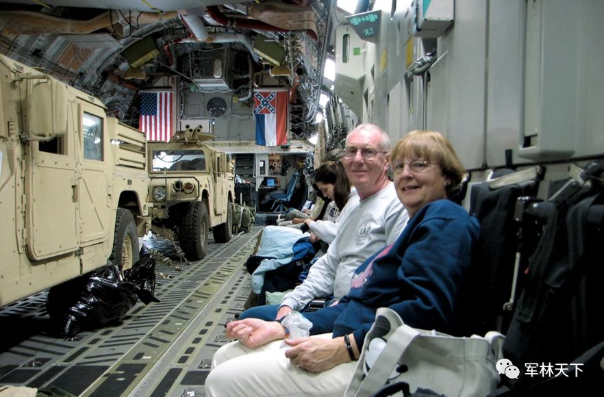 美军福利真多，官兵和家属可搭乘*用军**运输机，跟着装甲车去旅行，新冠病毒一来被迫暂停
