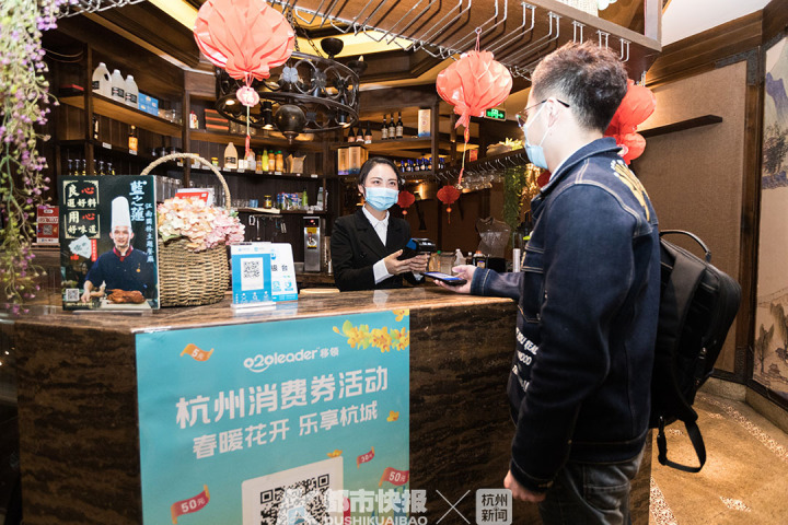 水果店老板发100元代金券,水果店老板发100代金券
