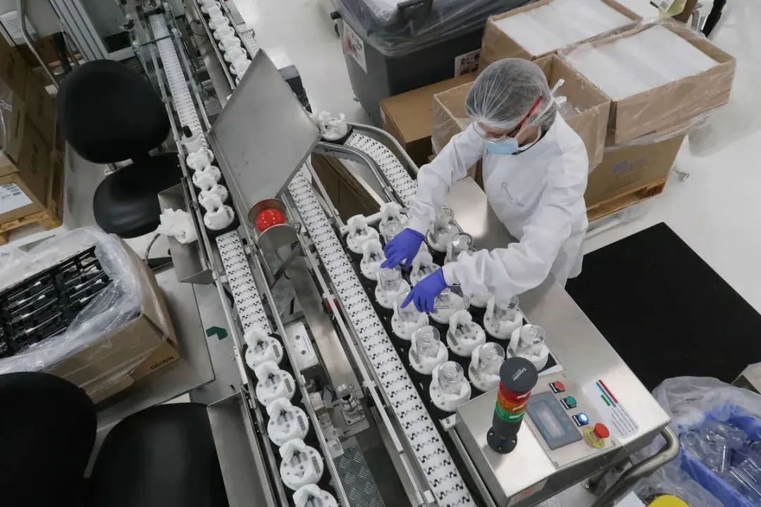 pradalv哪个好,prada跟lv