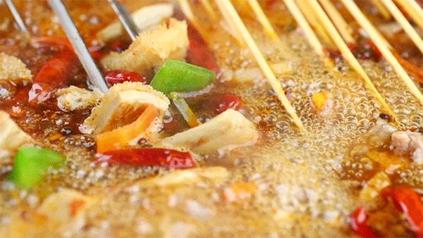 帝都惊现奇葩串串！神奇鸭肠会悬浮？！大牌口红用来吃...