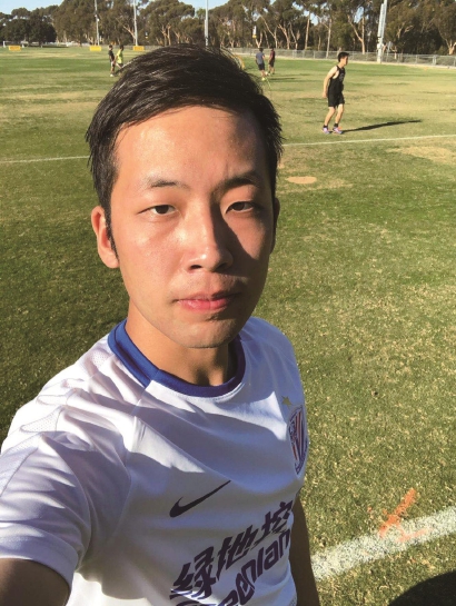 「球迷谱②」穿申花球衣在美国校园“刷存在感”，隔离期於肖立操作球队“转会”