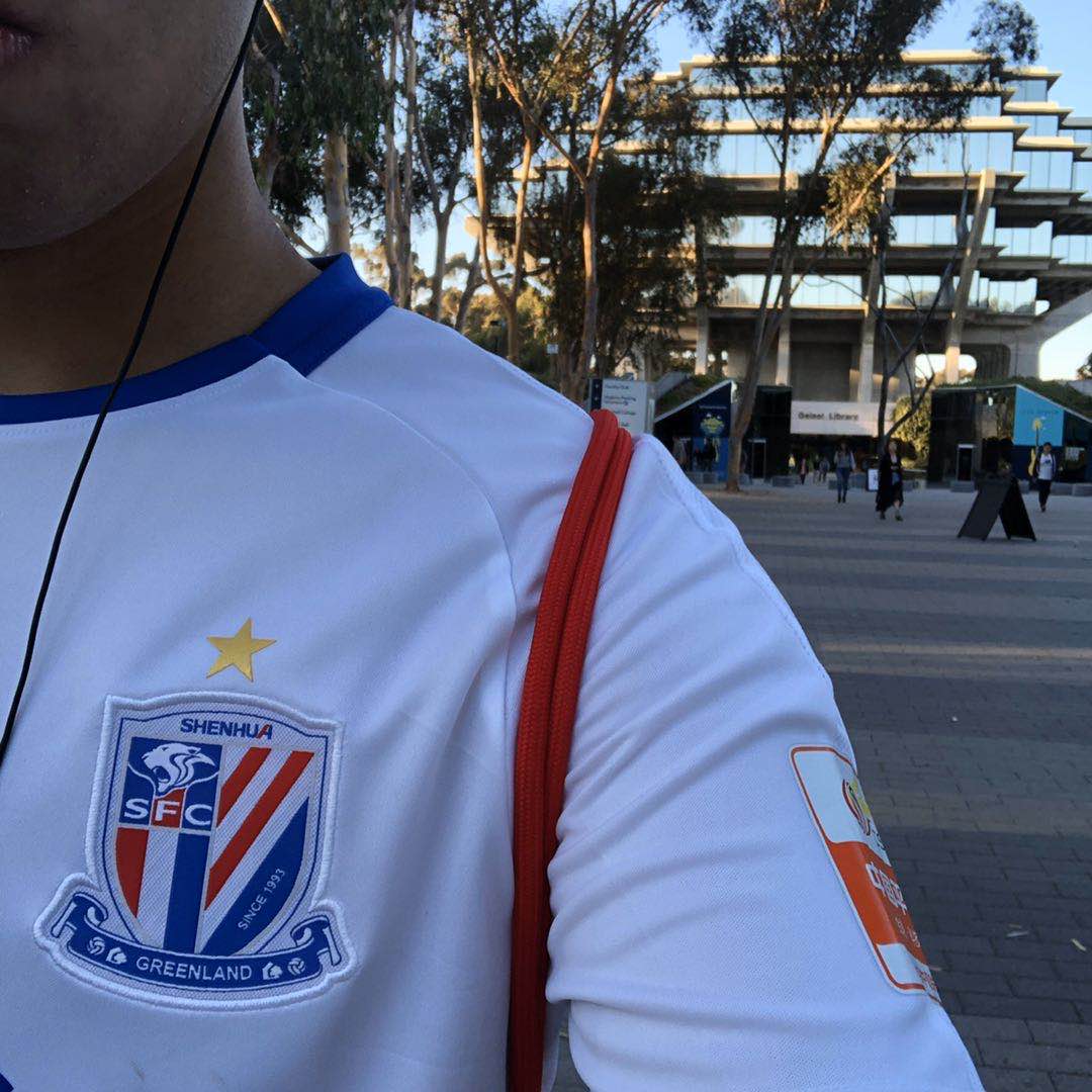 「球迷谱②」穿申花球衣在美国校园“刷存在感”，隔离期於肖立操作球队“转会”