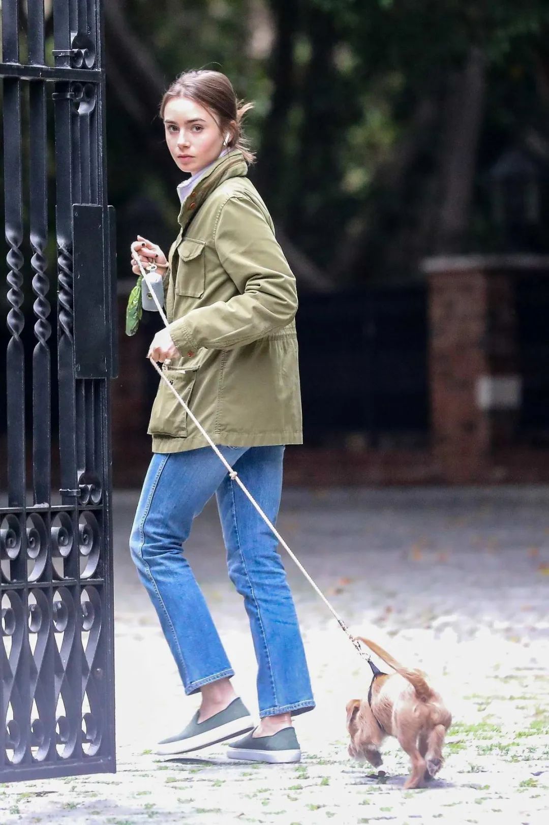 种草鹅的穿搭图片,lilycollins粉色大衣