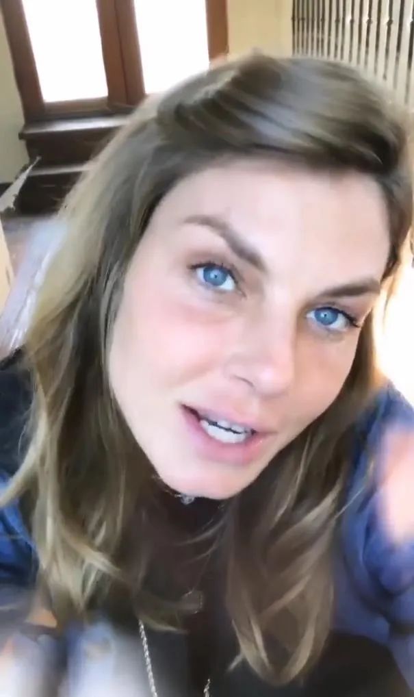 41岁妖孽超模养鸡种田,凭一张动图霸屏15年:原来这只老狐狸,早已修成了仙