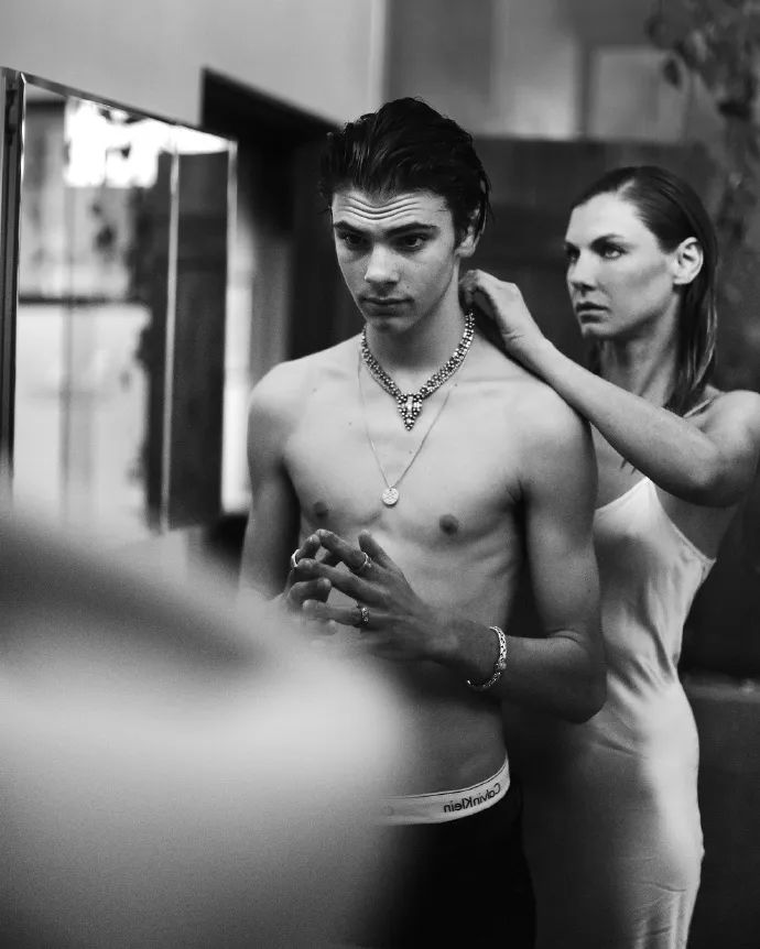 41岁妖孽超模养鸡种田,凭一张动图霸屏15年:原来这只老狐狸,早已修成了仙