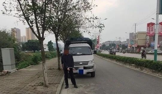 疯狂砸车窗盗窃7起，此流窜“老贼”被平果警方逮住了！