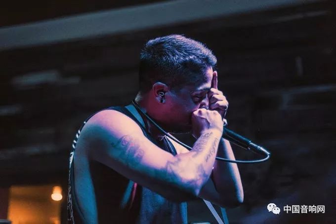 默默的表演者,默默在舞台上