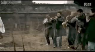 黑人老哥边蹦迪边抬棺材，为啥这个国家的葬礼这么嗨