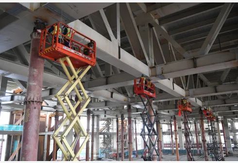 在“战疫”中亮绝活——北京冬奥会主新闻中心完成国内最大规模钢结构桁架卸载