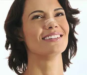 鼻炎流清水鼻涕鼻塞吃什么药,怀孕鼻炎犯了鼻塞睡不着怎么办