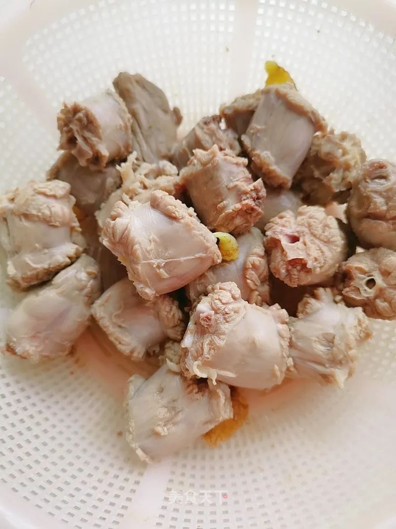 无任何添加的卤鸭货,刚卤出来的鸭货比较麻