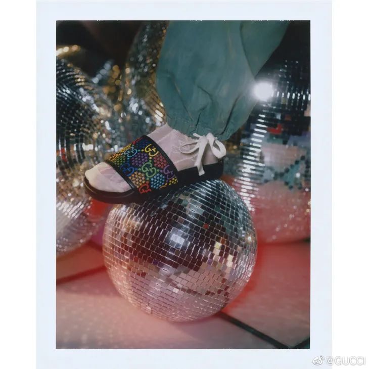 配饰狂|杨幂的终极时髦秘籍，10块钱帮你给腿整容