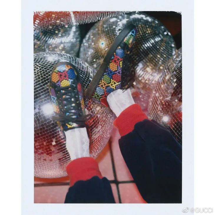 配饰狂|杨幂的终极时髦秘籍，10块钱帮你给腿整容