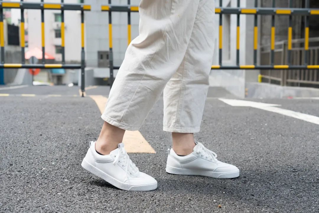 百年老牌的小白鞋,英国小白鞋免鞋带