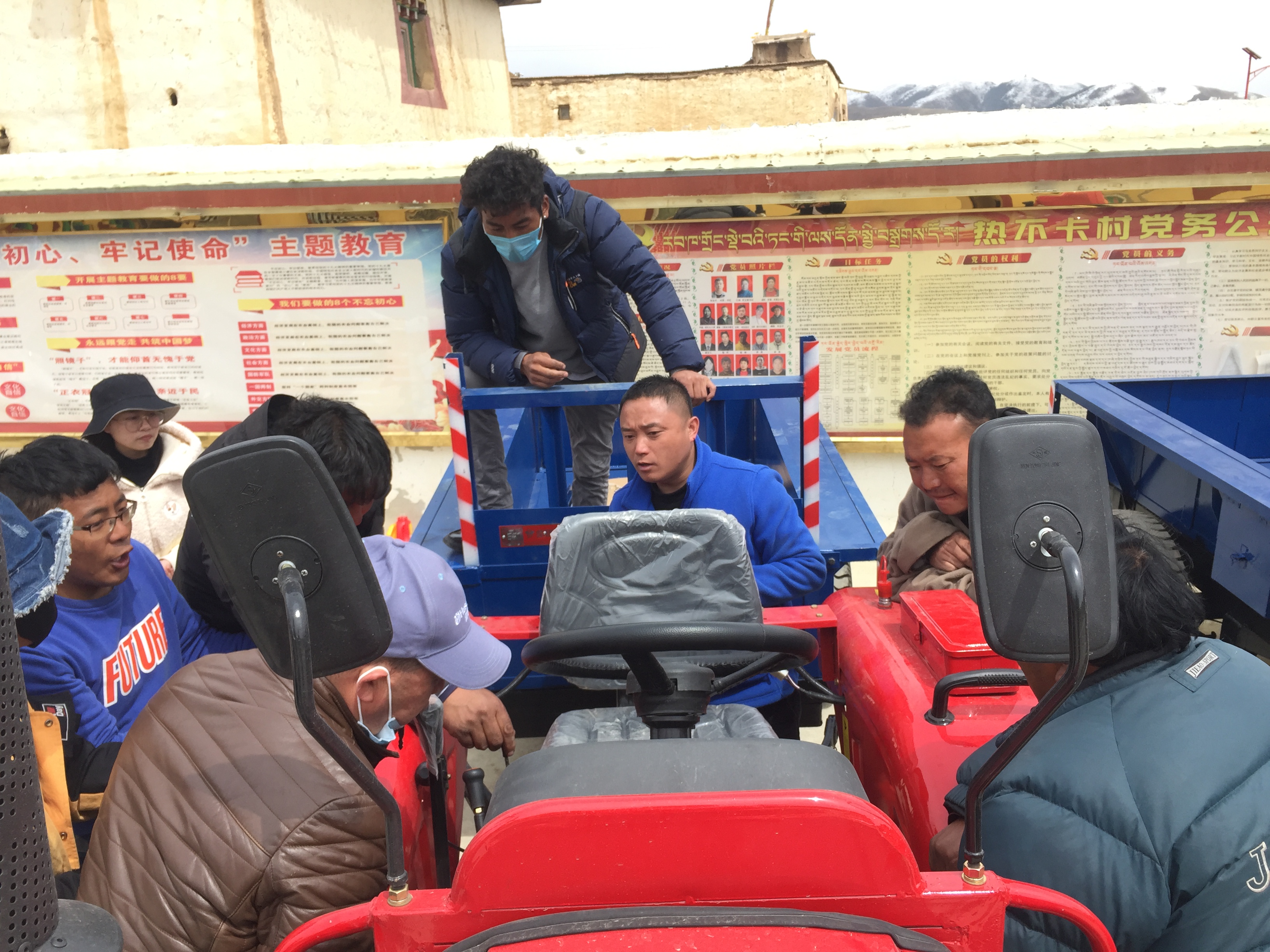 四川壤塘：送农具农资进村寨助力群众农耕复产