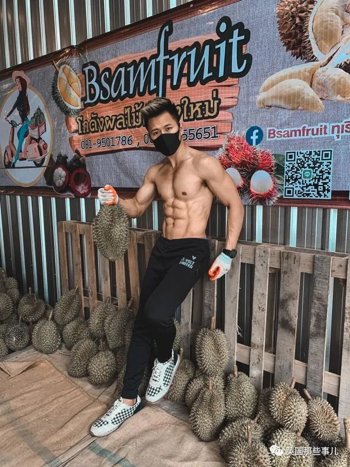 泰国健身教练赤膊卖榴莲走红,泰国健身教练榴莲