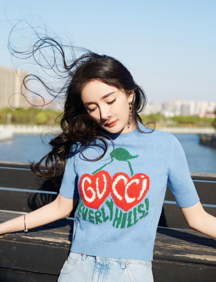 杨幂穿涂鸦短裙现身李佳琦直播间,杨幂来李佳琦到直播间状态如何