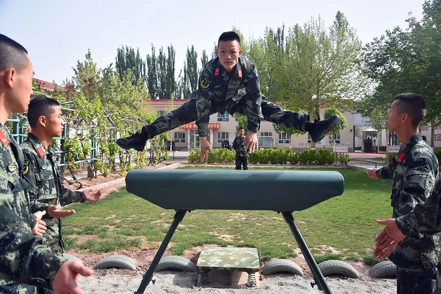 班长和战士发生矛盾怎么办,班长吵架战士受罚