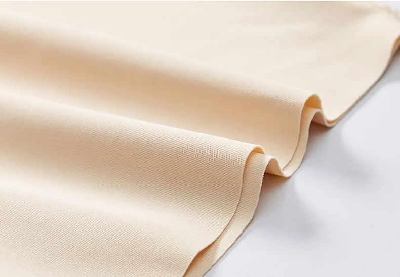 裙子里别再穿「Ta」了，现在流行这么穿