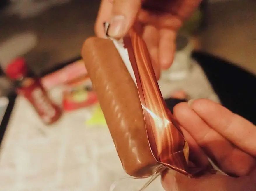 去便利店买吃的回来吃,去便利店买个东西