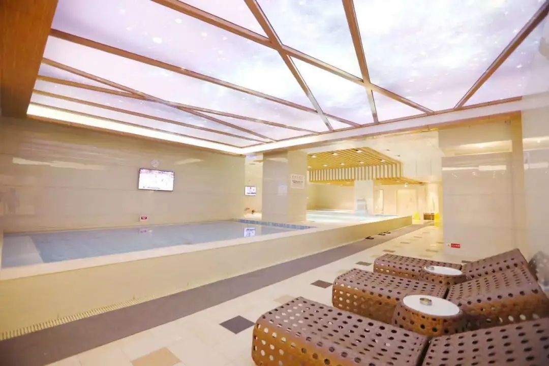 「温泉盛宴狂欢开启」只需28.1元!金水湾金水湾超大浴场两万平(单人洗浴+游泳),游玩旅行的快乐,内含洗浴,游泳,汗蒸,大屏观影