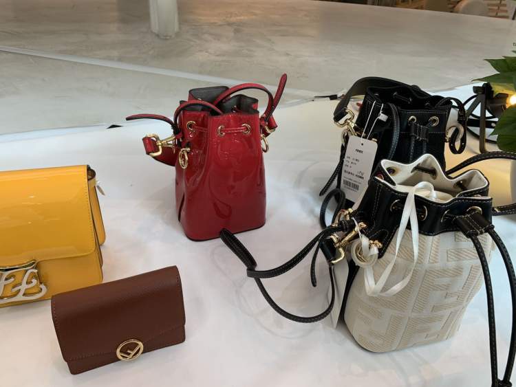 巴宝莉跟芬迪包哪个的性价比高,巴宝莉最值得买的便宜包