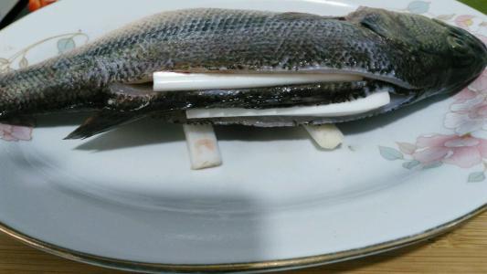 清蒸鱼的关键小技巧分享给大家,清蒸鱼的正确方法简单的