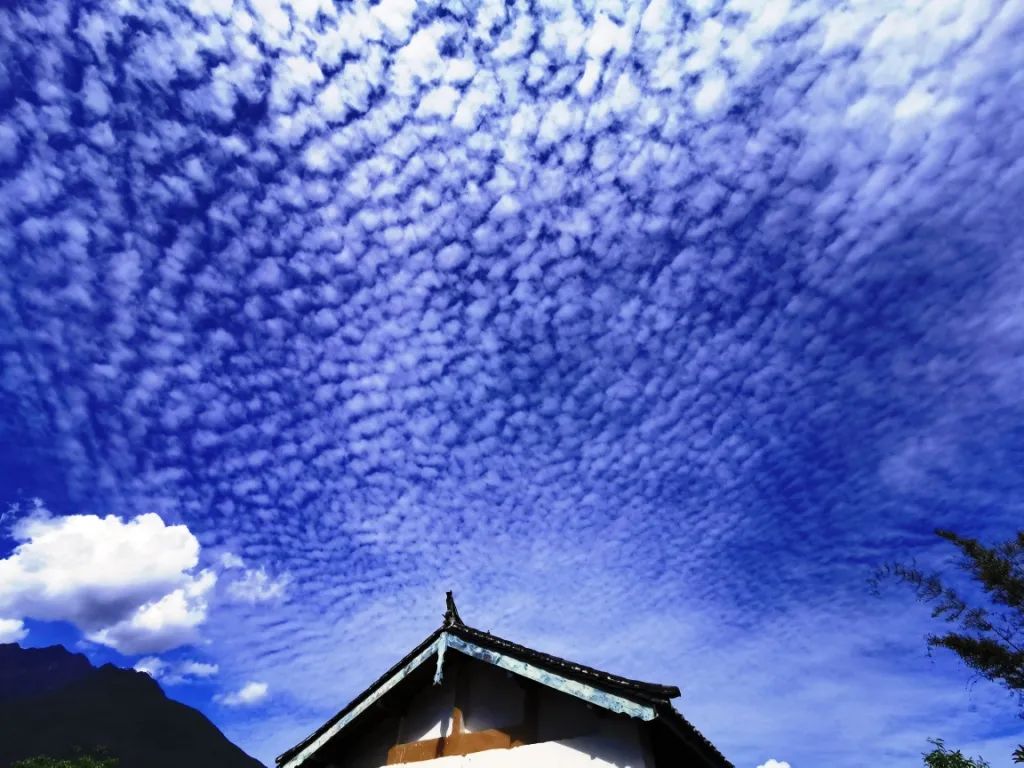 香格里拉的风景真好看,香格里拉天边还有厚重的白云