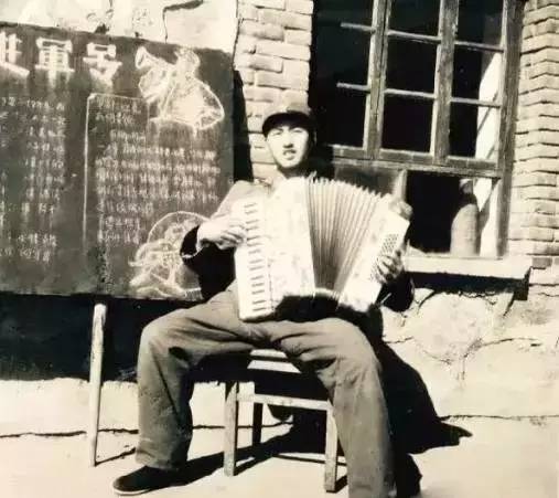 他曾位列中国富豪榜，如今却倾家荡产甘愿为“奴”……