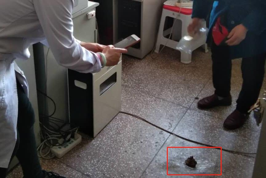 女子手术近5年后阴道取出纱布医院建议其走司法途径