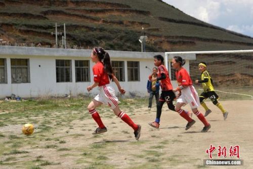 从大山里踢足球走出来的孩子,小孩在足球场踢足球