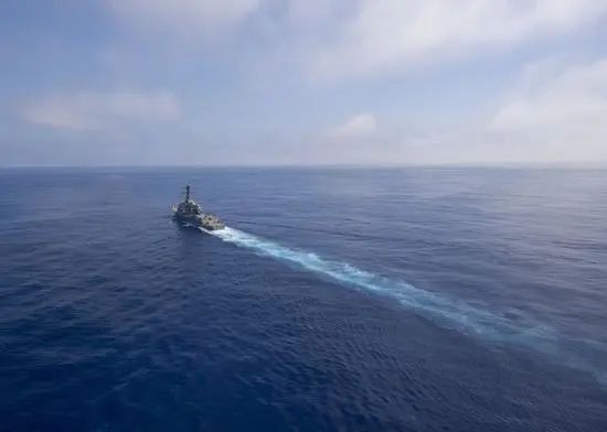 美军驱逐舰进入12海里,美军驱逐舰由南向北通过海峡