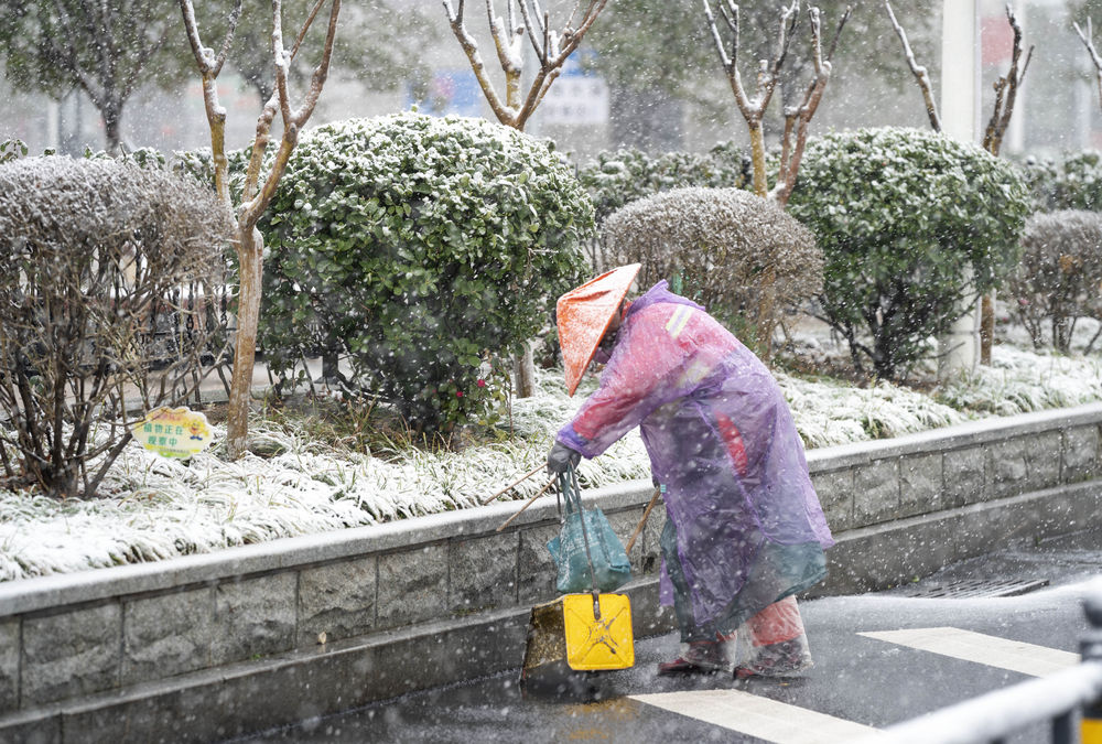 风雨无阻防疫必胜,众志成城抗击疫情风雨无阻向前行
