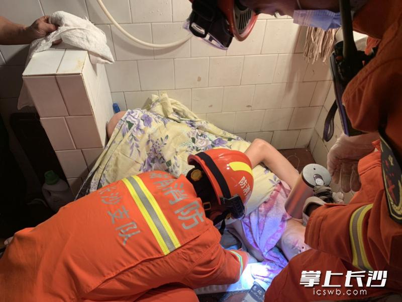 男子洗澡捡到肥皂,男子洗澡捡手机被卡