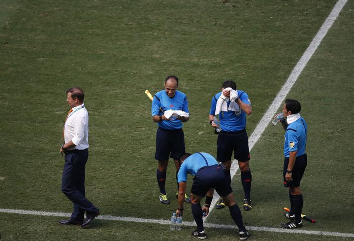 复赛后天太热咋办?英超考虑引入“水停”,暂停比赛让球员集体喝水