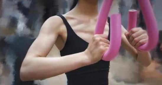 赵丽颖产后现身穿着十分朴素低调,赵丽颖产后复出脸型变化